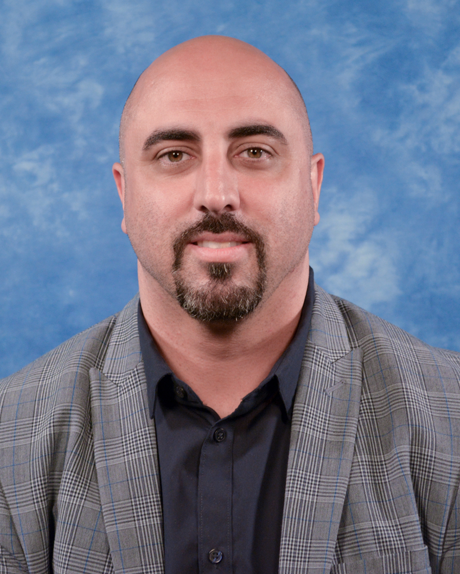 Portrait of Garen Essakhanian, the City of Burbank's 2021 Employee of the Year.